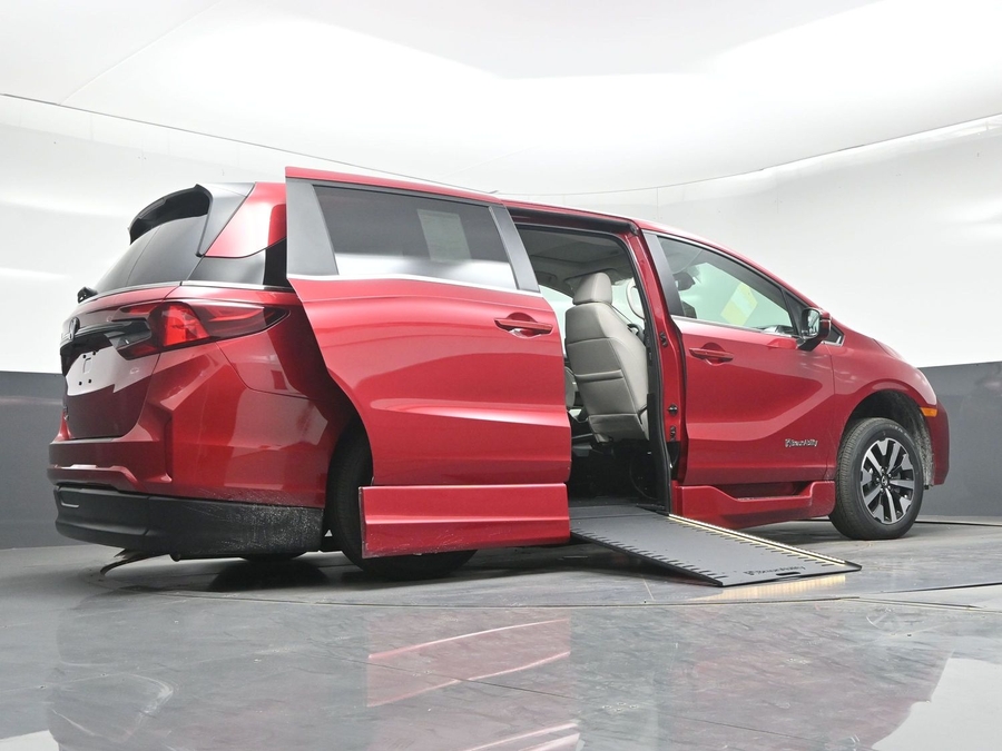 Red Honda Odyssey image number 19