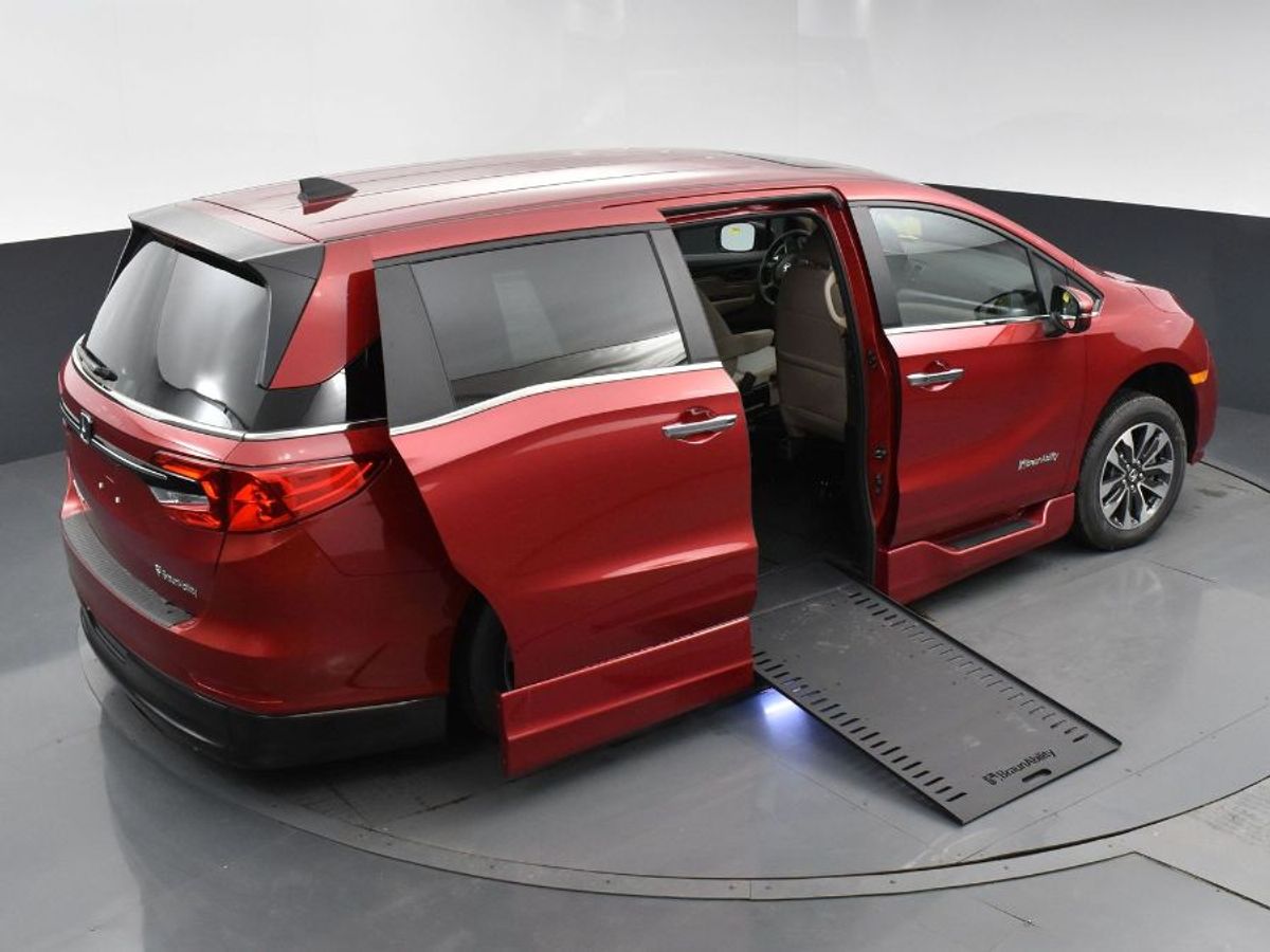 Red Honda Odyssey image number 24