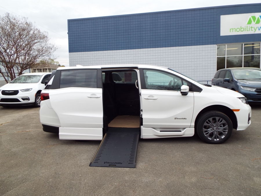 White Honda Odyssey image number 32