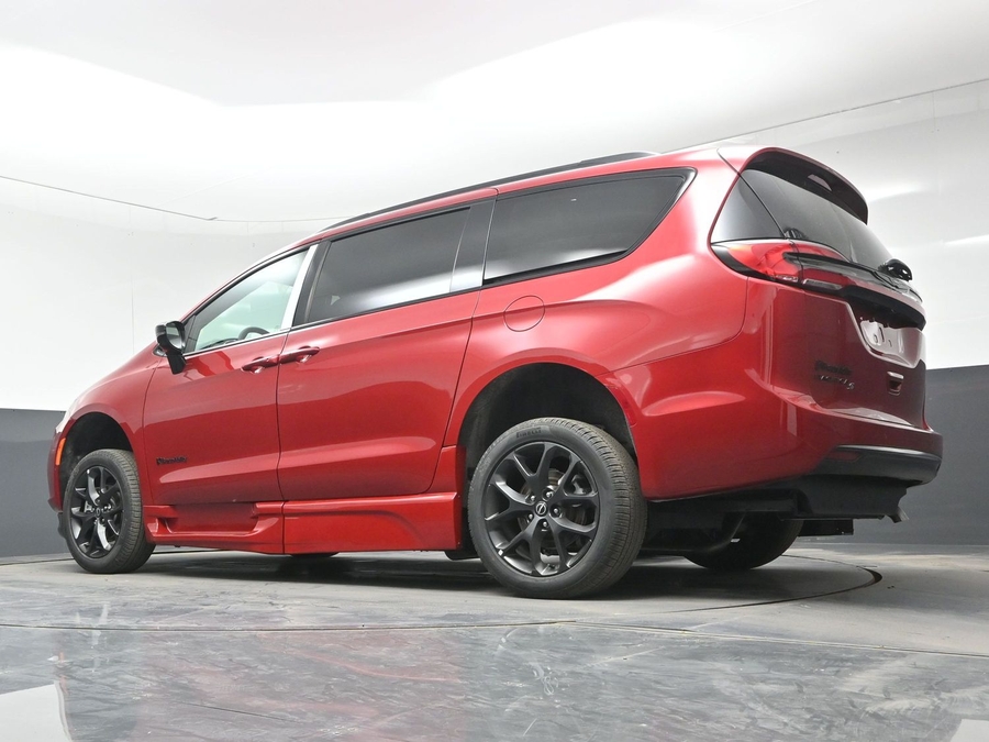 Red Chrysler Pacifica image number 18