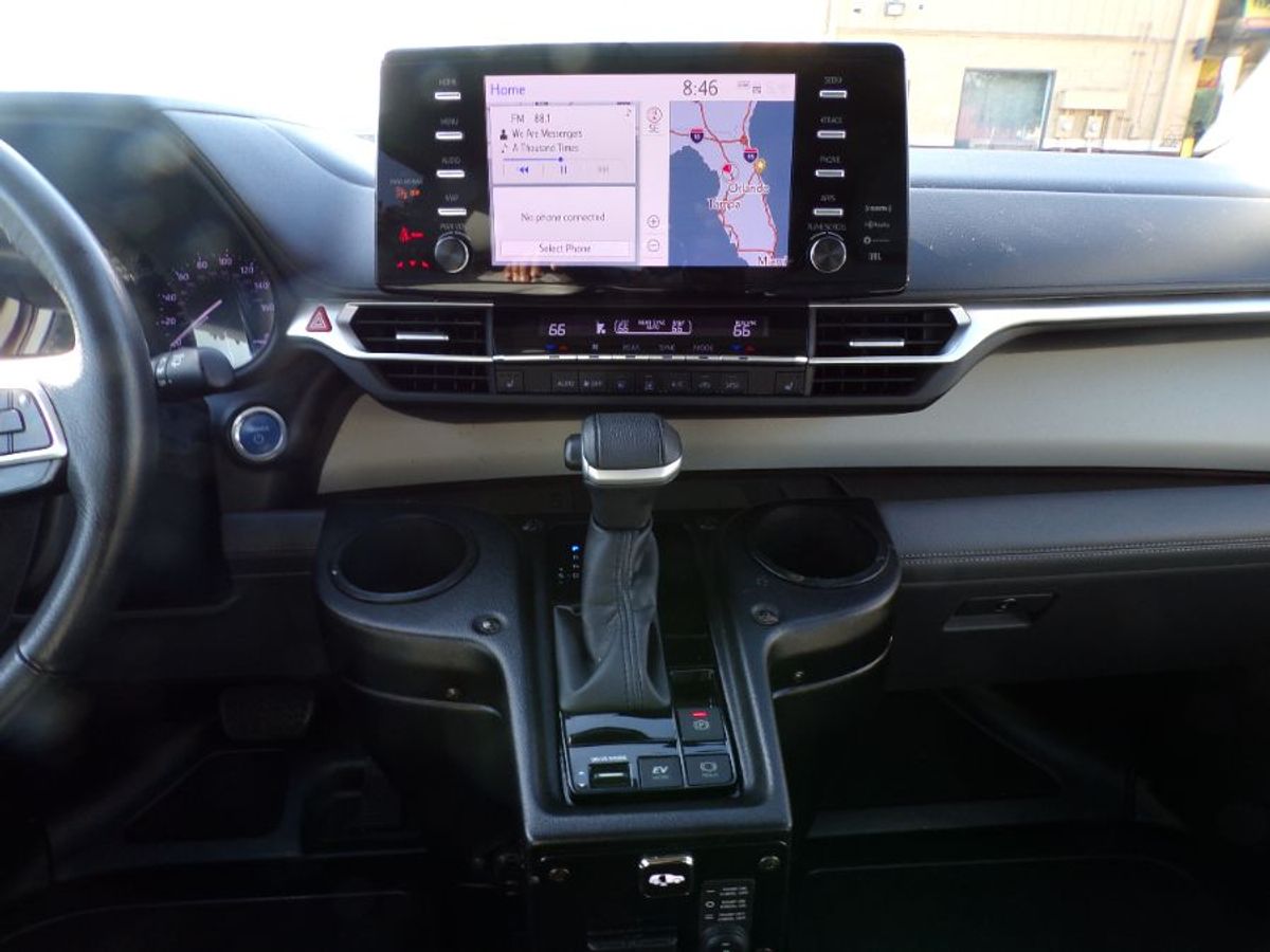 Silver Toyota Sienna image number 20