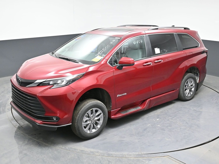New 2026 Toyota Sienna Hybrid XLE Add - BraunAbility Side Entry Entry In Floor Automatic Ramp