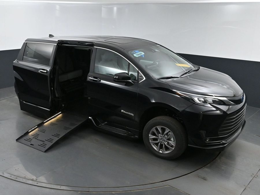 New 2025 Toyota Sienna Hybrid XLE Base - BraunAbility Side Entry Entry Fold Out Automatic Ramp