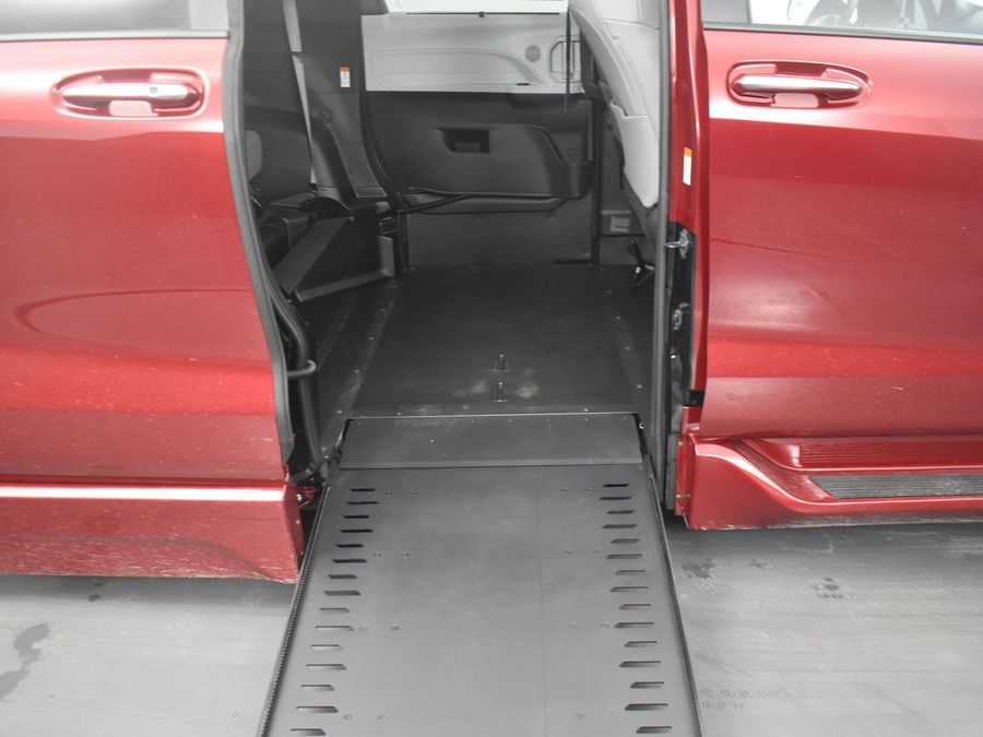 New 2025 Toyota Sienna Hybrid XLE Base - BraunAbility Side Entry Entry In Floor Automatic Ramp