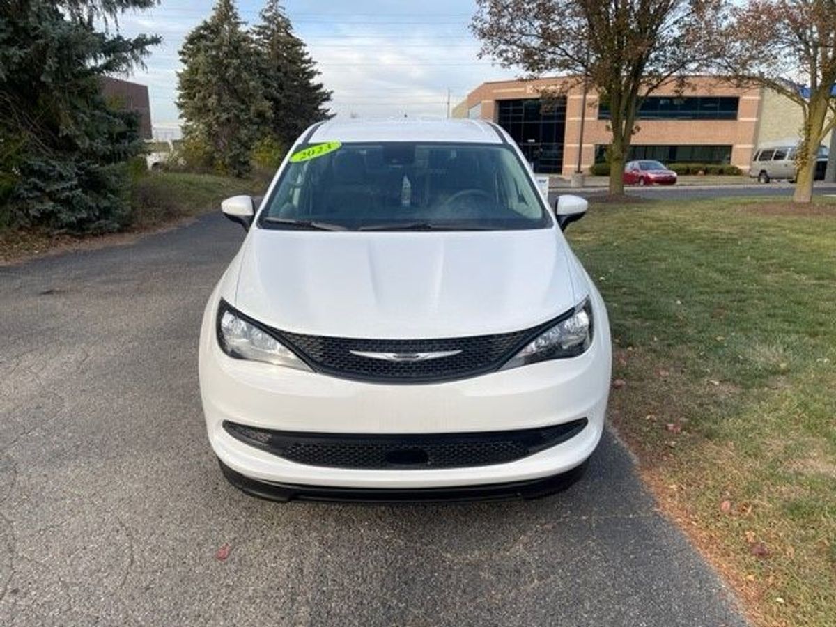 White Chrysler Voyager image number 2