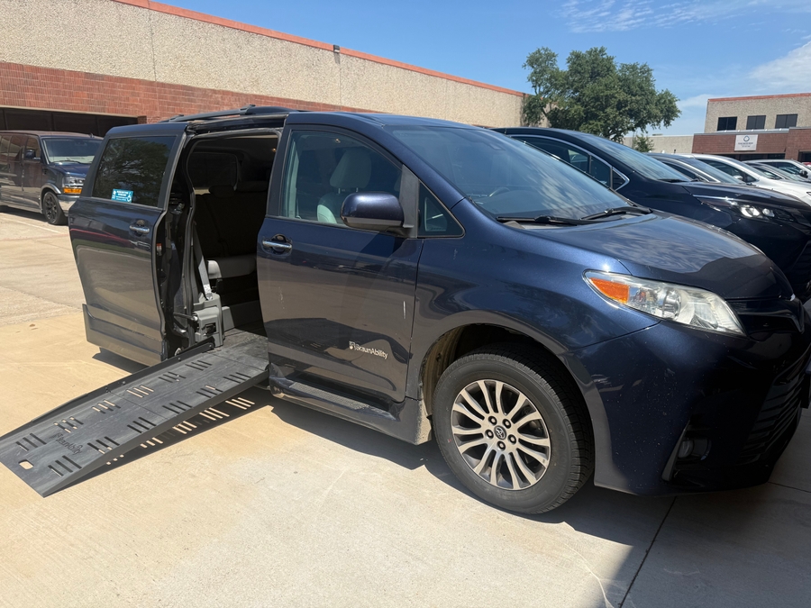 Used 2019 Toyota Sienna XLE - BraunAbility Side Entry Entry Fold Out Automatic Ramp