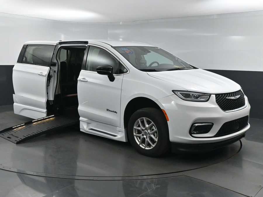 Used 2024 Chrysler Pacifica Touring L - BraunAbility Side Entry Entry Fold Out Automatic Ramp