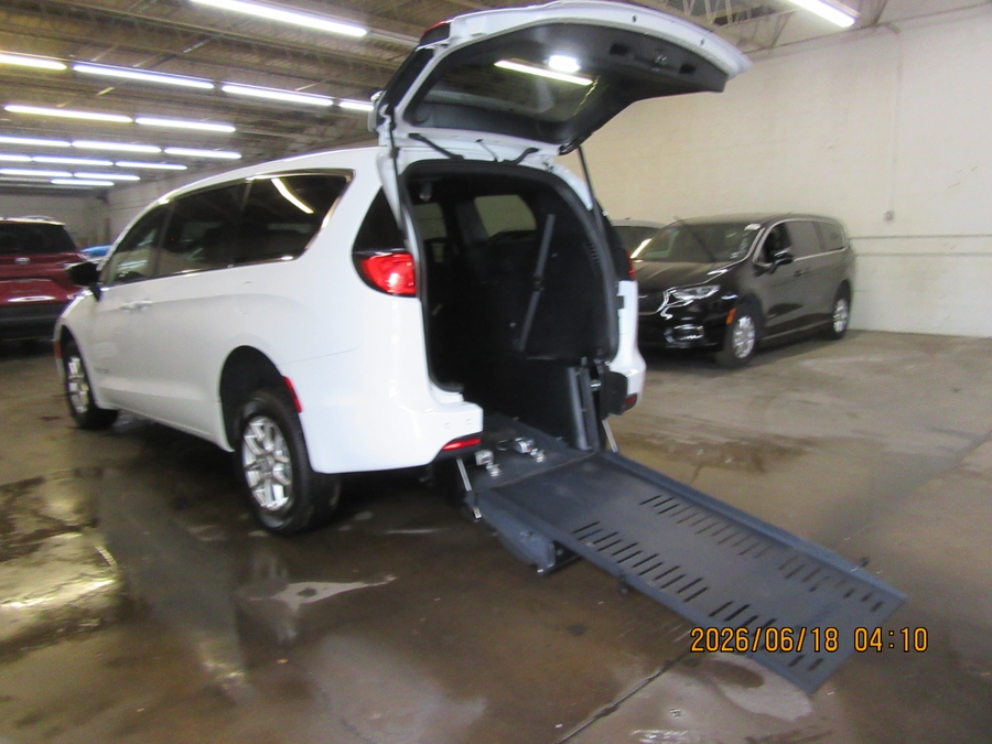 White Chrysler Voyager image number 2