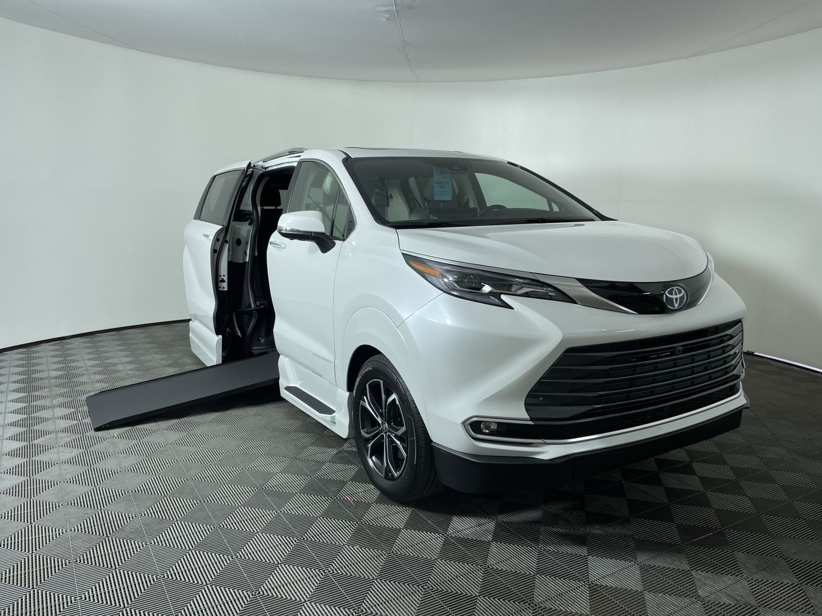 2025 Toyota Sienna AWD Platinum