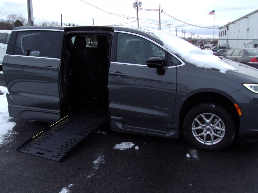 2025 Chrysler Pacifica Select's photo