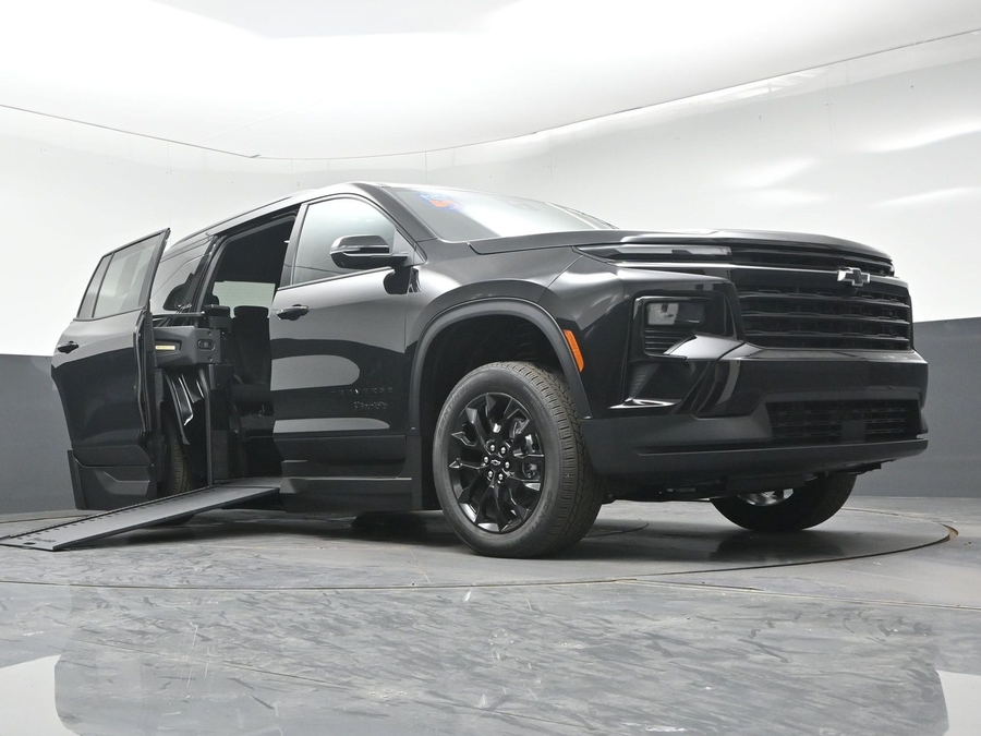 New 2026 Chevrolet Traverse 1LT Midnight - BraunAbility Side Entry In Floor Automatic Ramp