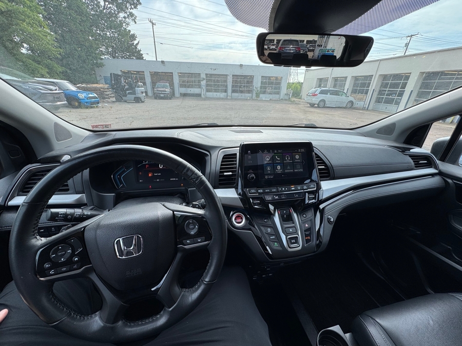 Grey Honda Odyssey image number 2
