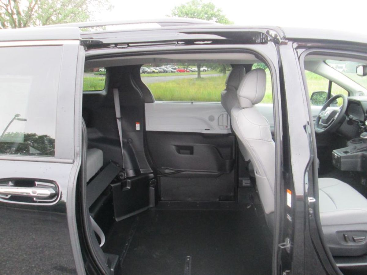 Black Toyota Sienna image number 13