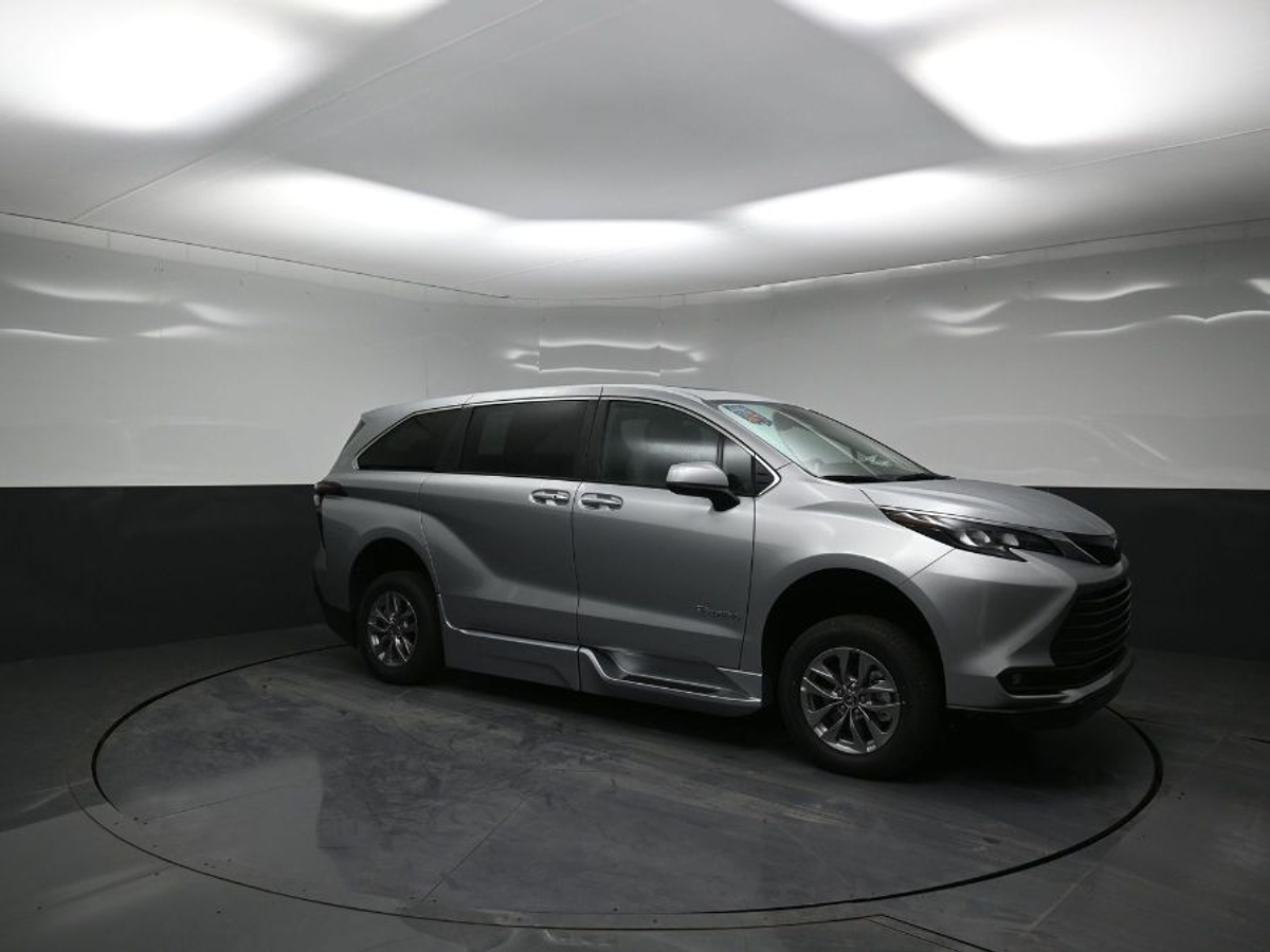 Silver Toyota Sienna image number 17