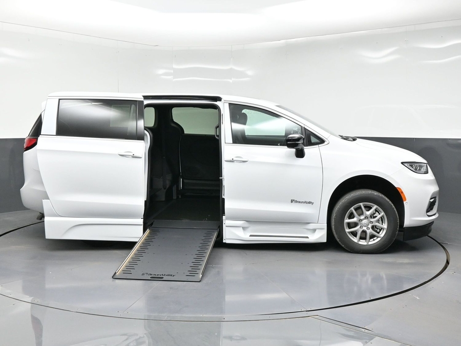 New 2026 Chrysler Pacifica Select Plus - BraunAbility Side Entry Entry In Floor Automatic Ramp