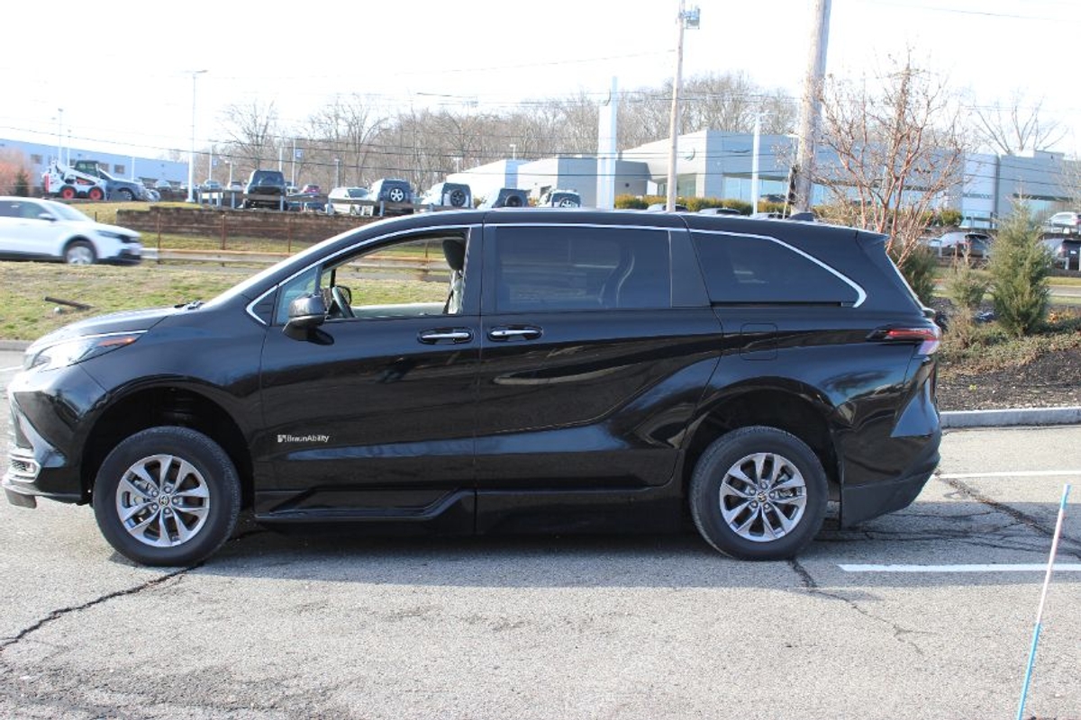 Black Toyota Sienna image number 1