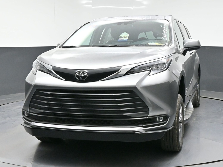 New 2026 Toyota Sienna Hybrid XLE Add - BraunAbility Side Entry Fold Out Automatic Ramp
