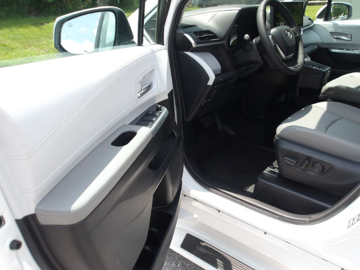White Toyota Sienna image number 16