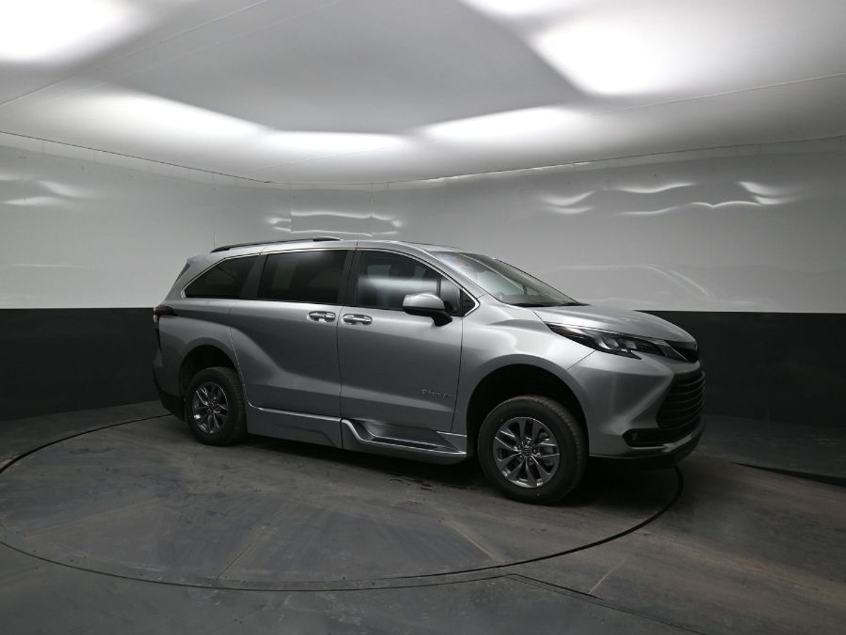 2025 TOYOTA SIENNA - Image 17