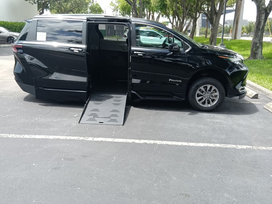 2023 Toyota Sienna XLE - Photo 7