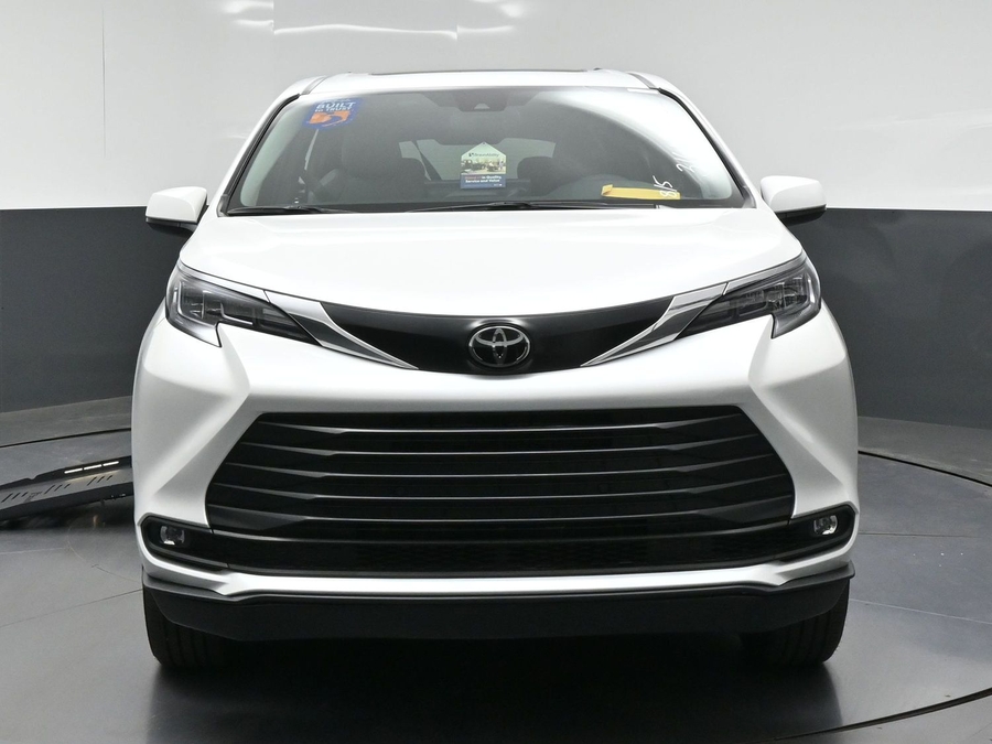 New 2026 Toyota Sienna Hybrid XLE Base - BraunAbility Side Entry Fold Out Automatic Ramp