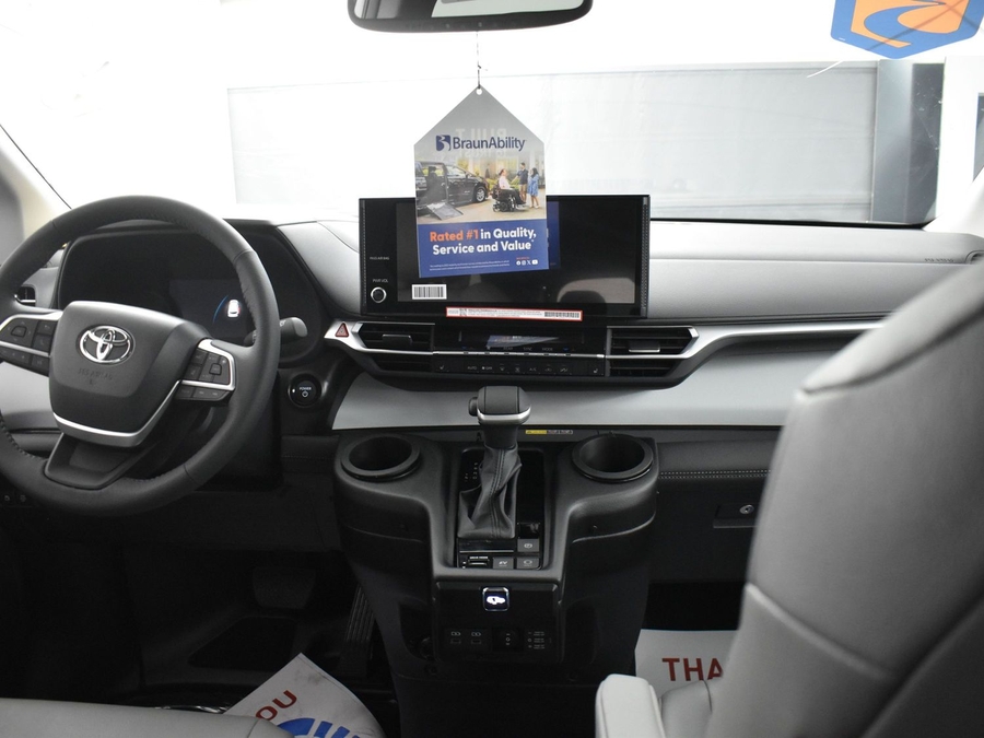 New 2025 Toyota Sienna Hybrid XLE Base - BraunAbility Side Entry Entry Fold Out Automatic Ramp