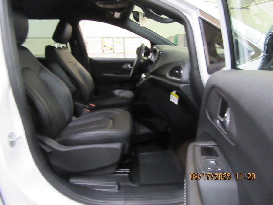 2027 Chrysler Pacifica Select - Photo 19