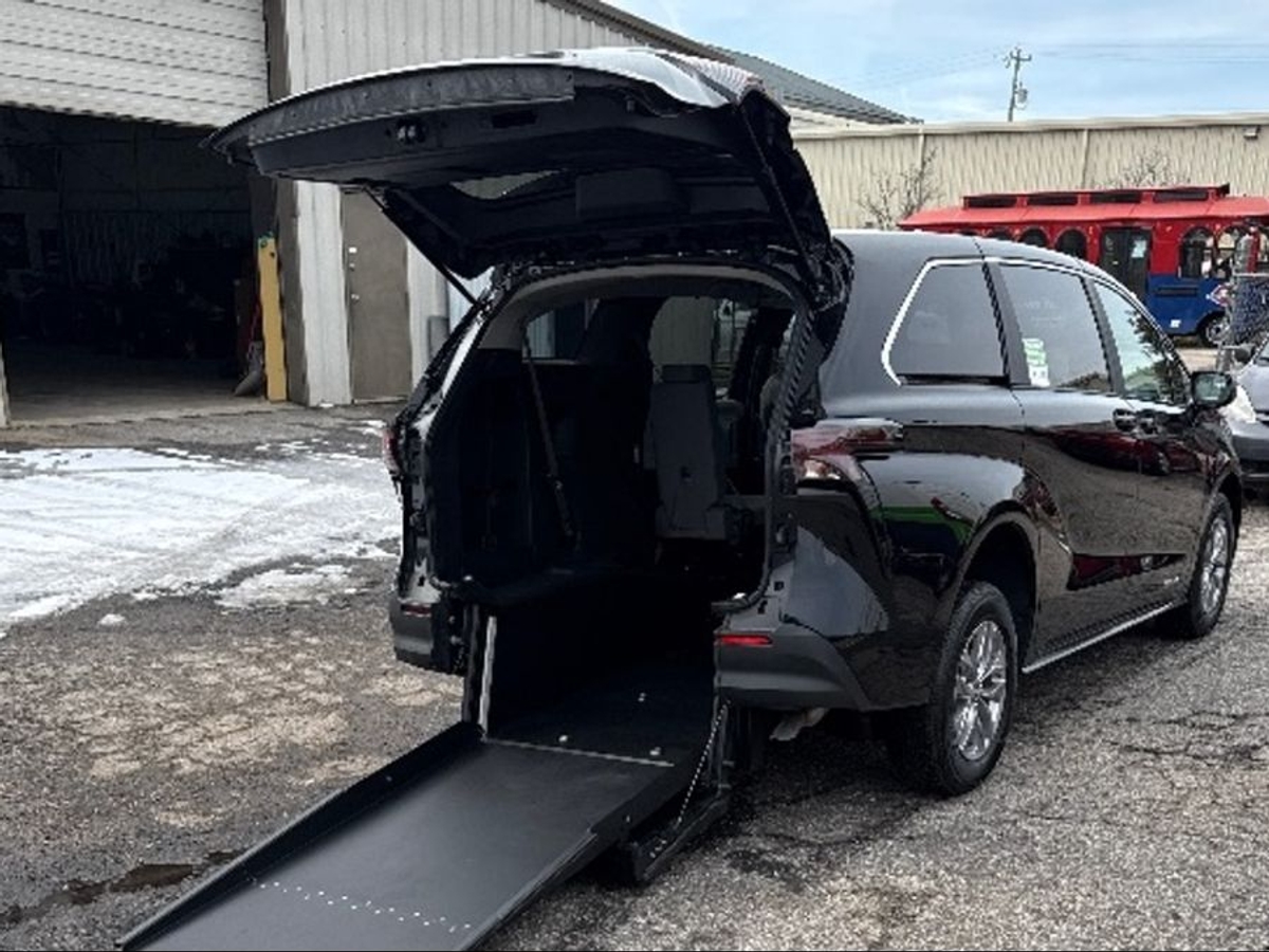 2025 TOYOTA SIENNA - Image 1