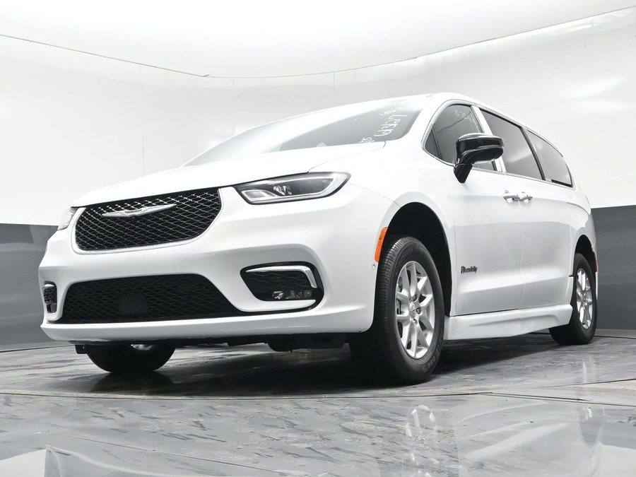 White Chrysler Pacifica image number 14