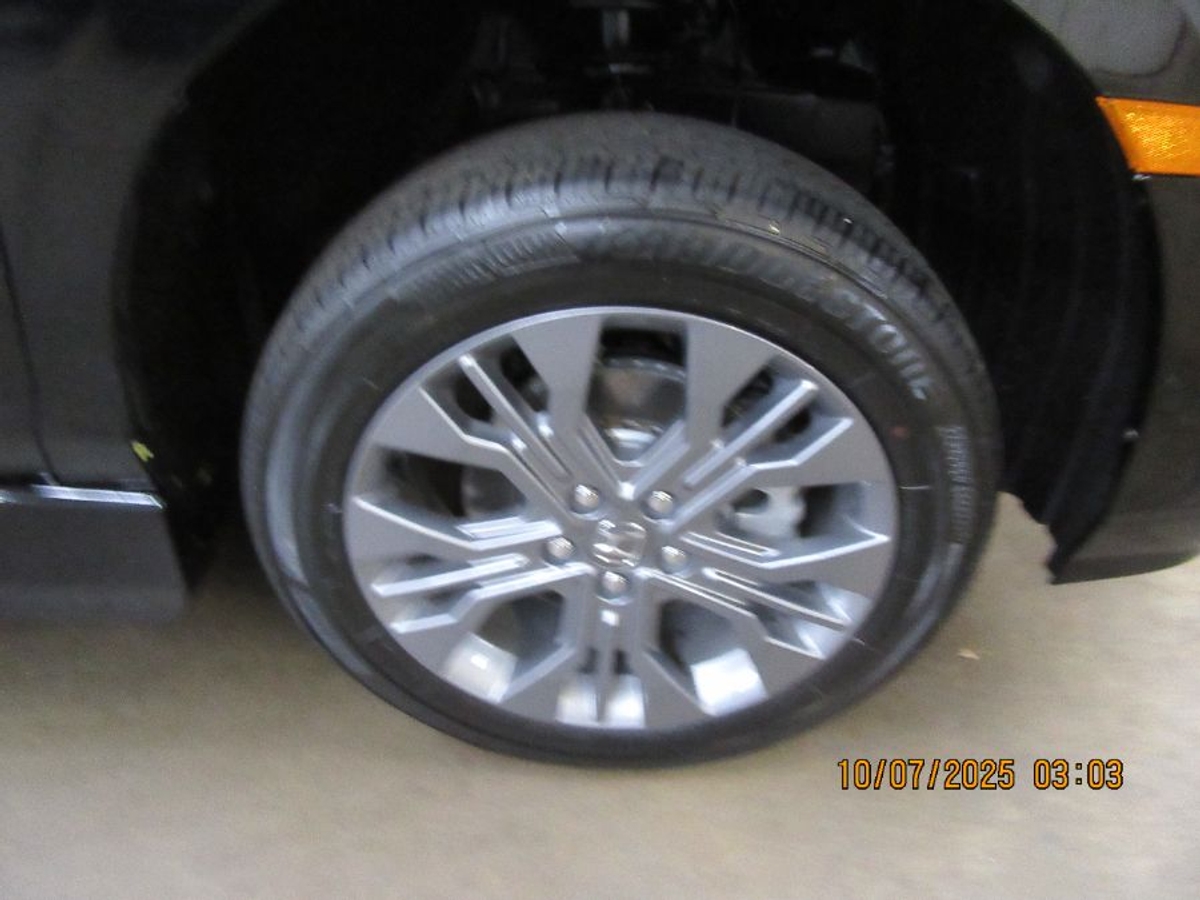 Black Honda Odyssey image number 15