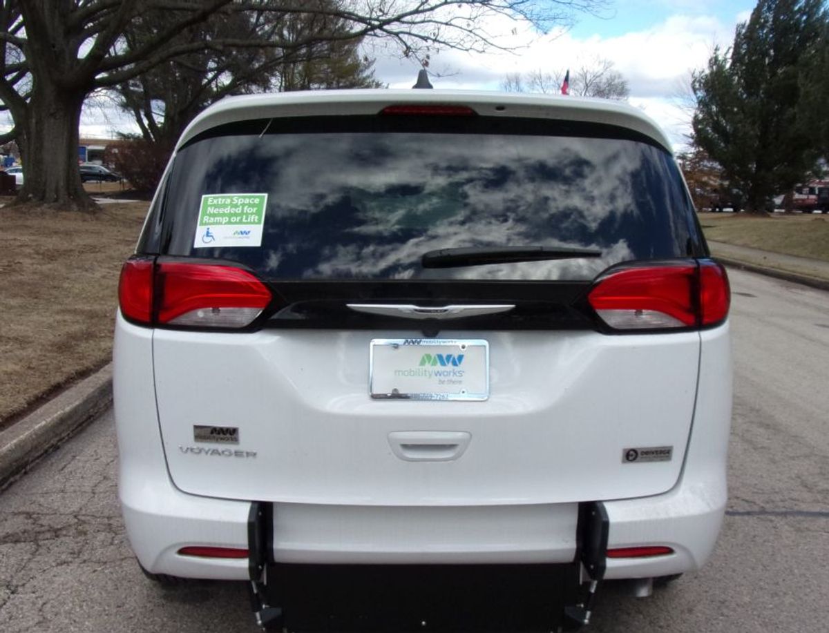 White Chrysler Voyager image number 5