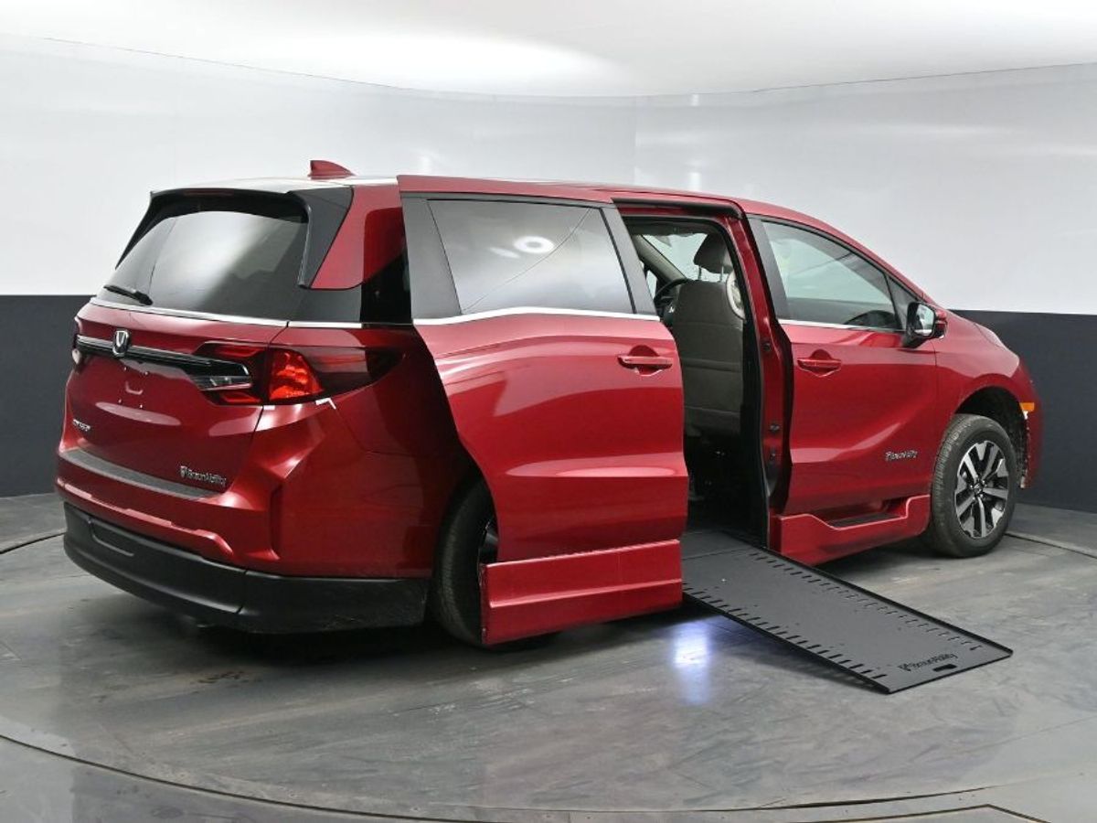 Red Honda Odyssey image number 20