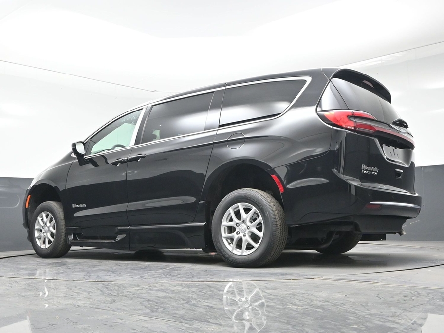 Black Chrysler Pacifica image number 17