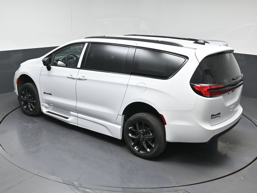 White Chrysler Pacifica image number 21