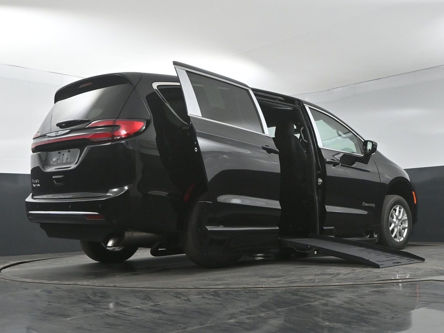 Black Chrysler Pacifica image number 21