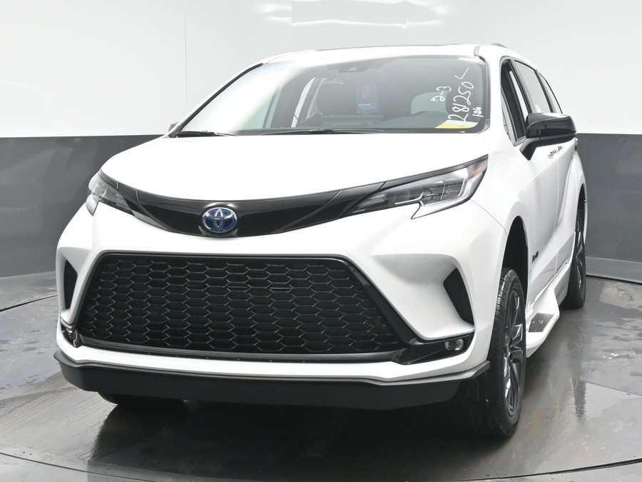 New 2025 Toyota Sienna Hybrid XSE Sport - BraunAbility Side Entry Entry In Floor Automatic Ramp