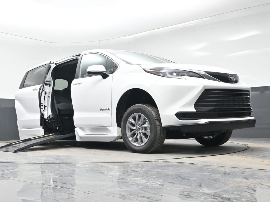 New 2025 Toyota Sienna Hybrid LE - BraunAbility Side Entry Entry Fold Out Automatic Ramp