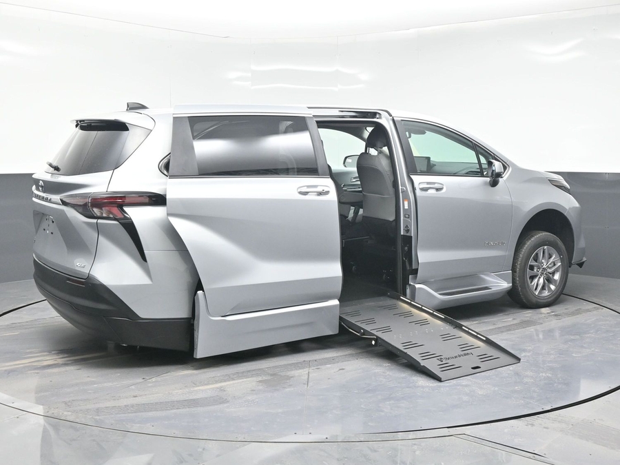 New 2025 Toyota Sienna Hybrid XLE Base - BraunAbility Side Entry Entry Fold Out Automatic Ramp