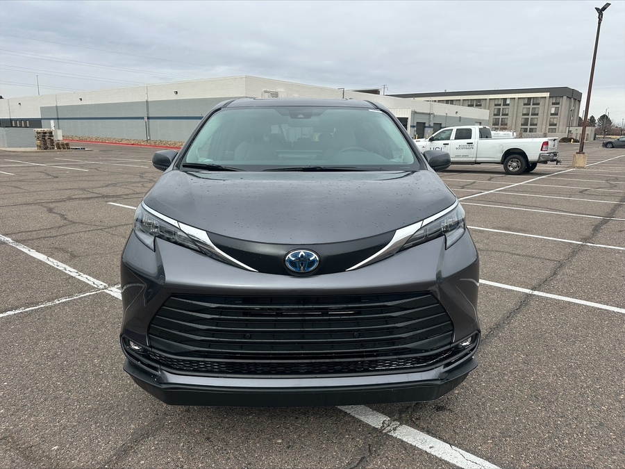 Grey Toyota Sienna image number 21