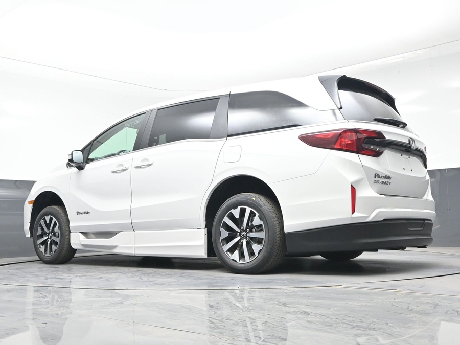 White Honda Odyssey image number 17