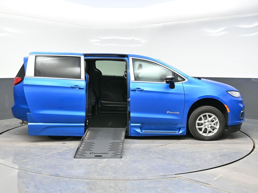 Blue Chrysler Pacifica image number 7