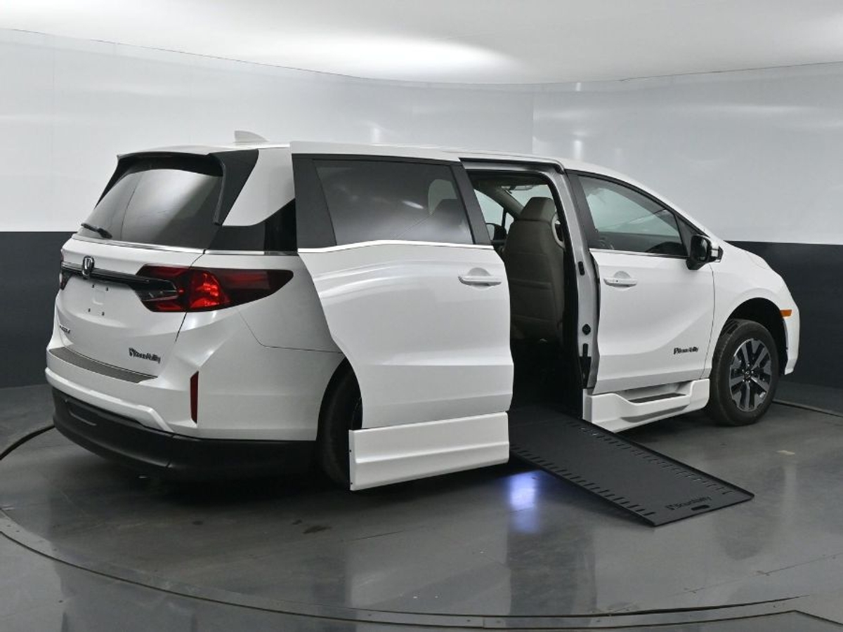 White Honda Odyssey image number 6