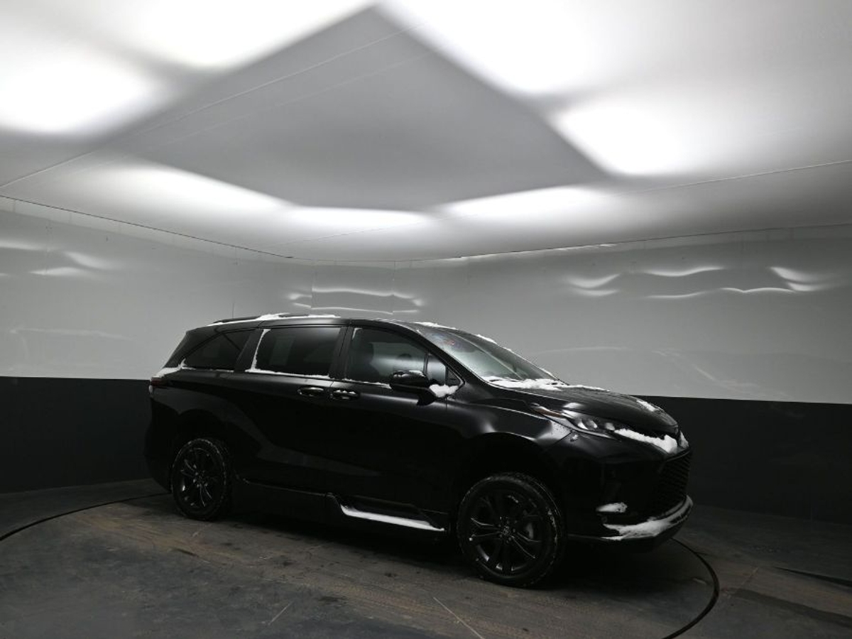 Black Toyota Sienna image number 17