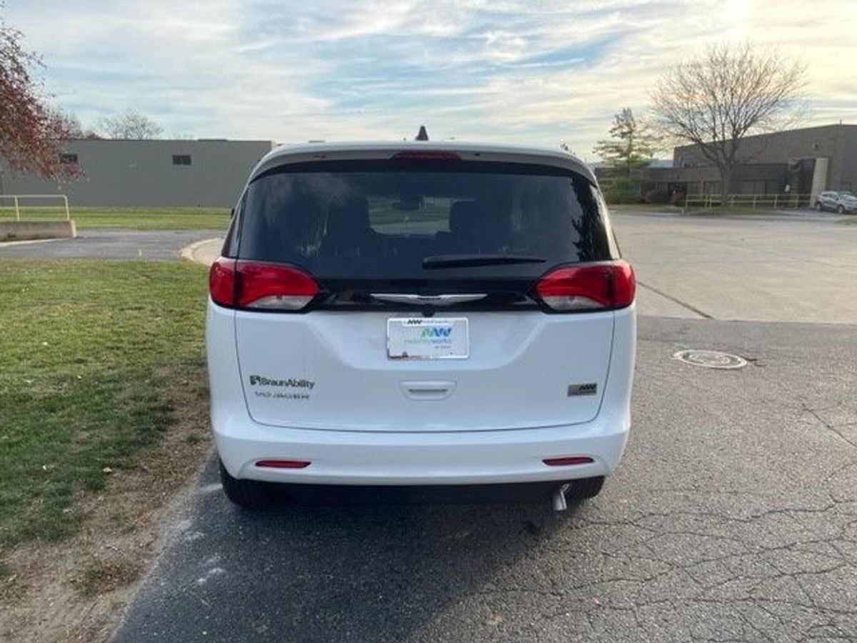 White Chrysler Voyager image number 6