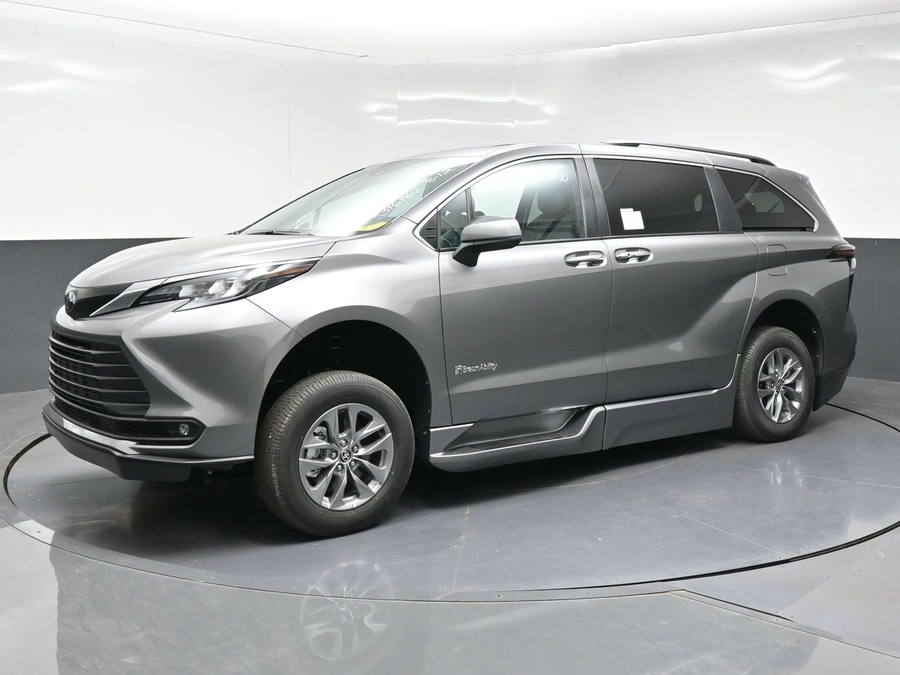 New 2026 Toyota Sienna Hybrid XLE Base - BraunAbility Side Entry Fold Out Automatic Ramp
