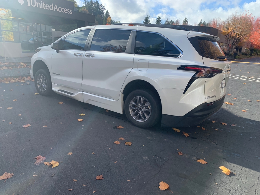 Used 2023 Toyota Sienna Hybrid XLE - BraunAbility Side Entry Entry In Floor Automatic Ramp