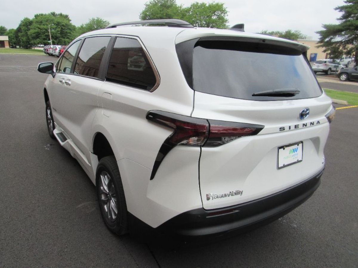 White Toyota Sienna image number 15