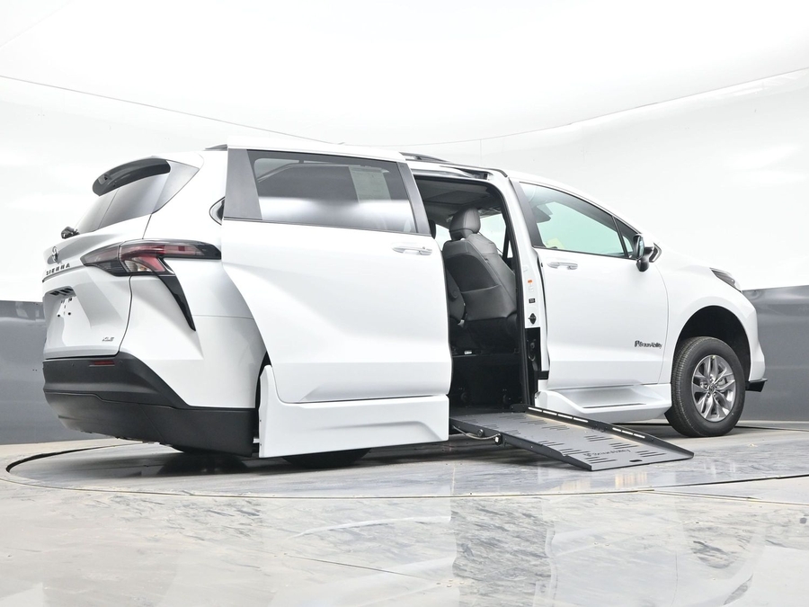 New 2026 Toyota Sienna Hybrid XLE Base - BraunAbility Side Entry Entry Fold Out Automatic Ramp