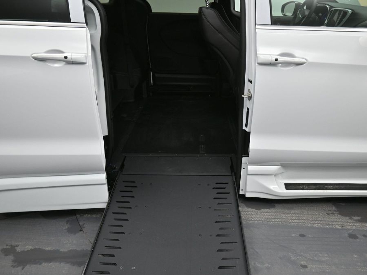 White Chrysler Pacifica image number 11