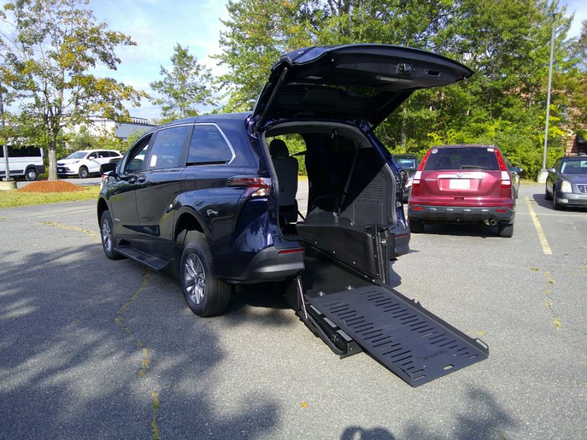 Blue Toyota Sienna image number 6